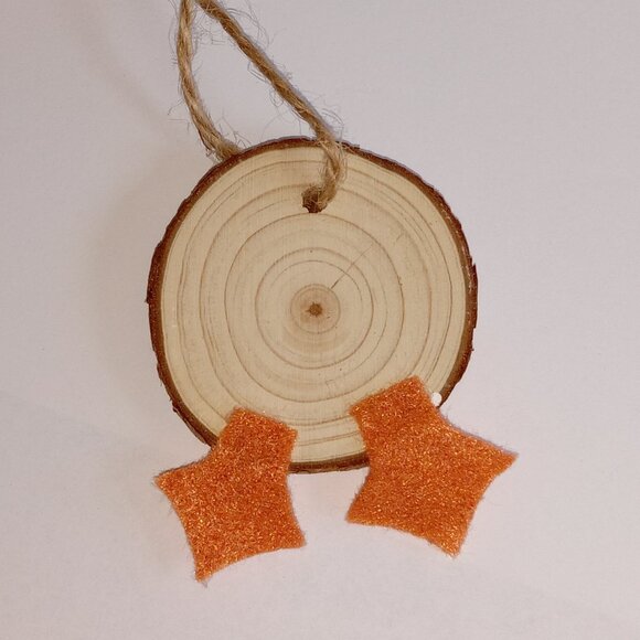 🎯 10 for $10 / Hand Painted Penguin on Wood Disc Ornament - Picture 5 of 7